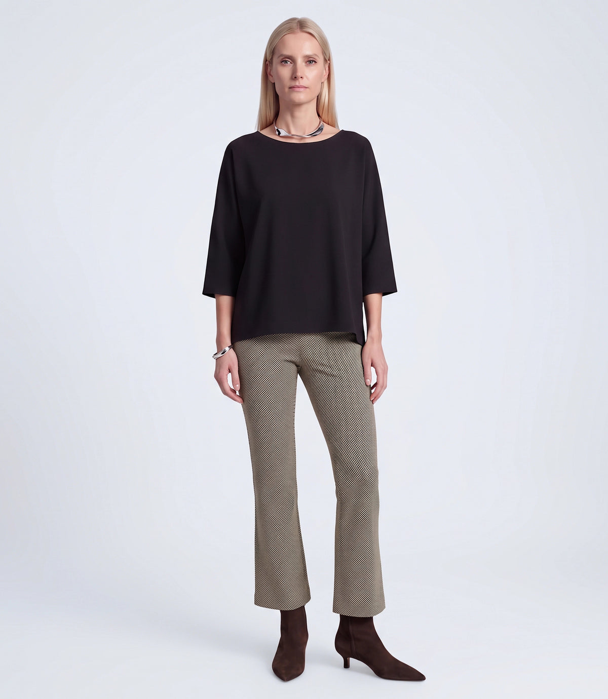 Karo-Schlupfhose LOU in black – Look am Model