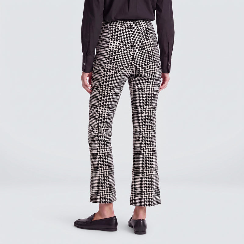 Karo-Schlupfhose LOU in black check – Rückansicht am Model