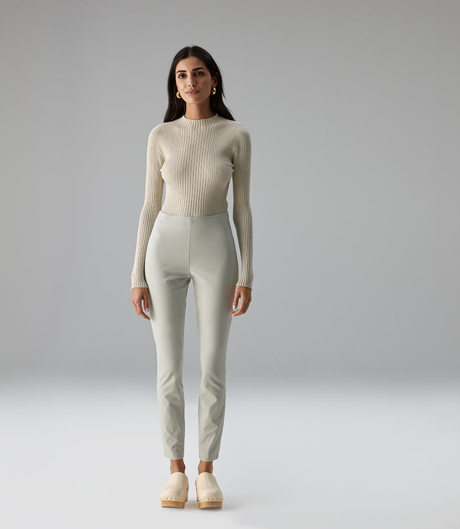 Slim Fit Schlupfhose SANYO in sand – Look am Model