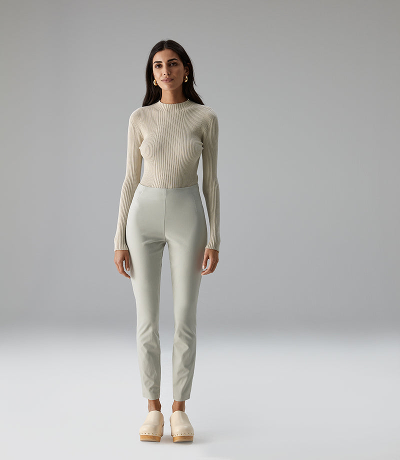 Slim Fit Schlupfhose SANYO in sand – Look am Model