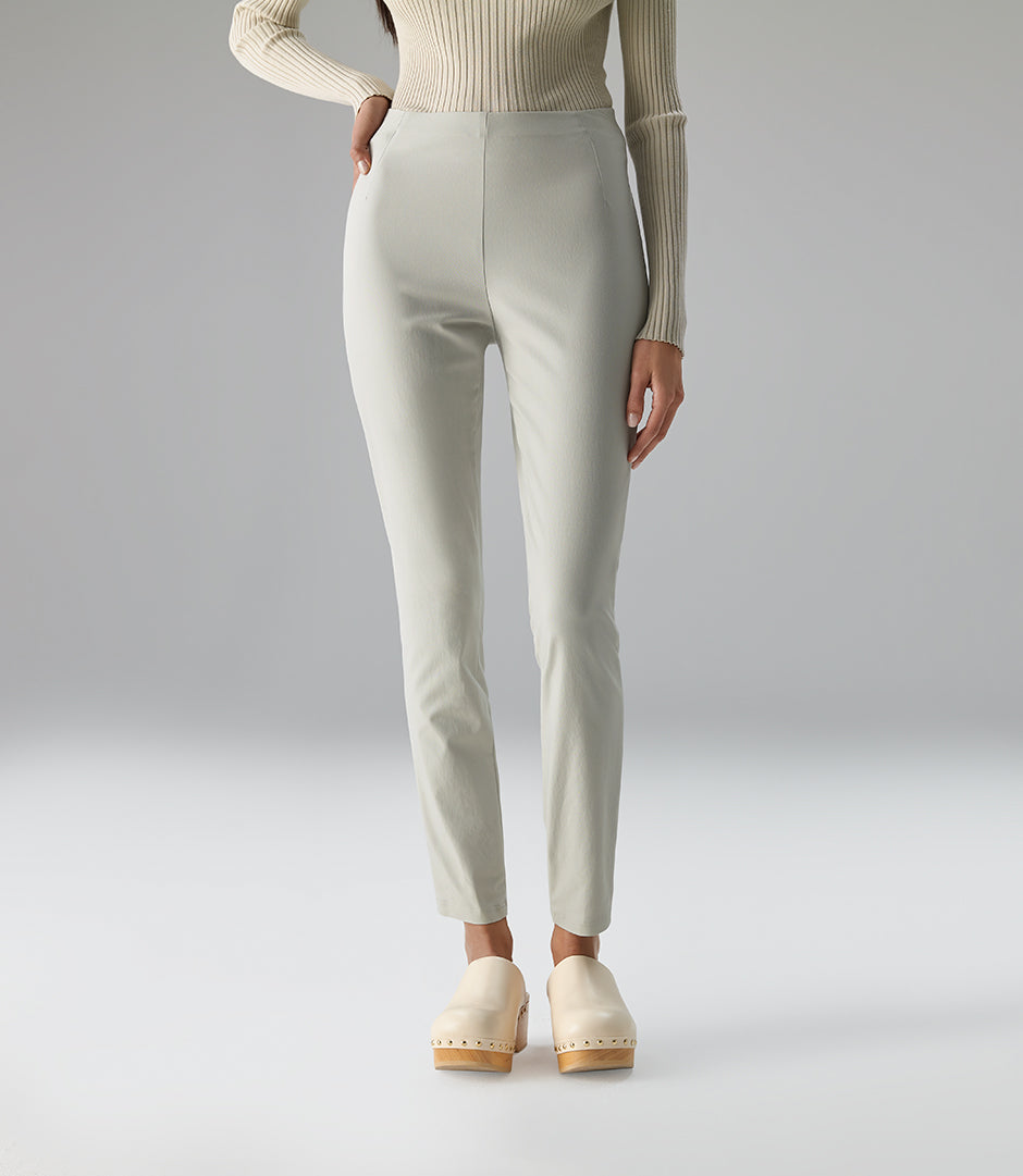 Slim Fit Schlupfhose SANYO in sand – Vorderansicht am Model