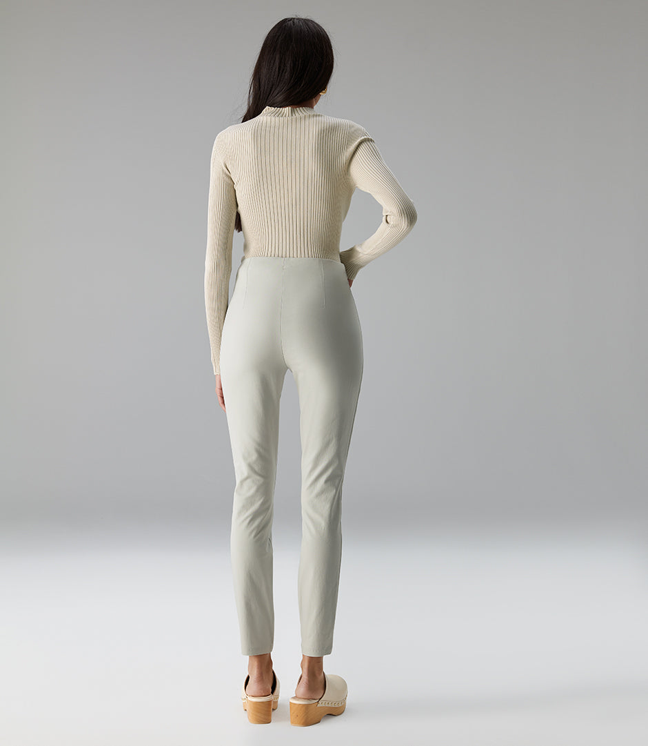 Slim Fit Schlupfhose SANYO in sand – Rückansicht am Model