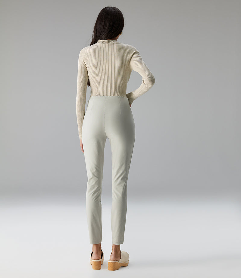 Slim Fit Schlupfhose SANYO in sand – Rückansicht am Model