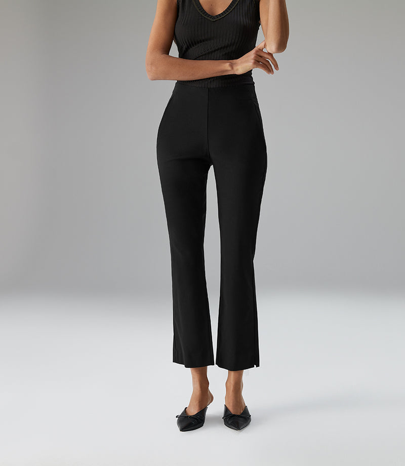 FLARED 7/8-HOSE HILDI in black – Vorderansicht am Model