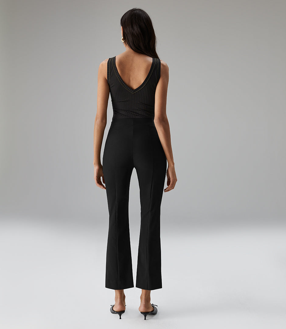 FLARED 7/8-HOSE HILDI in black – Rückansicht am Model