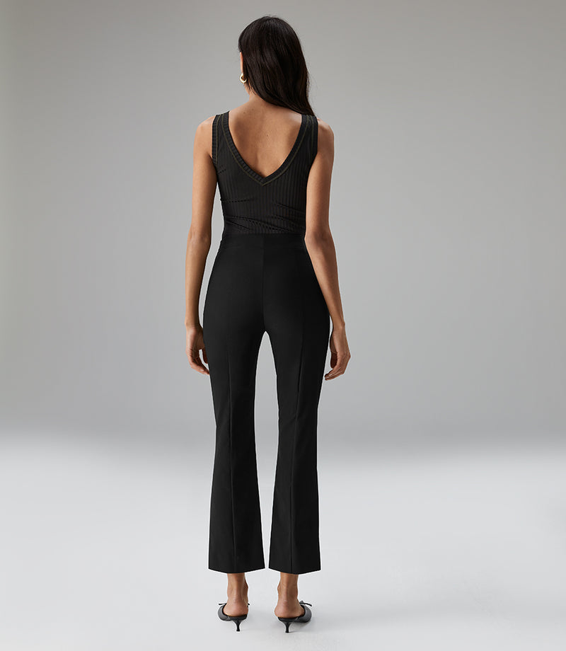 FLARED 7/8-HOSE HILDI in black – Rückansicht am Model