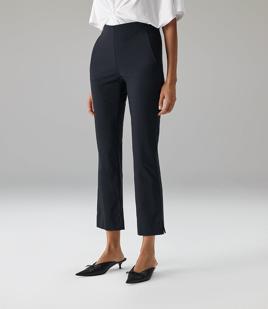 FLARED 7/8-HOSE HILDI in midnight – Vorderansicht am Model