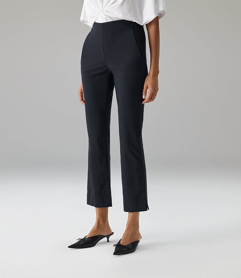 FLARED 7/8-HOSE HILDI in midnight – Vorderansicht am Model