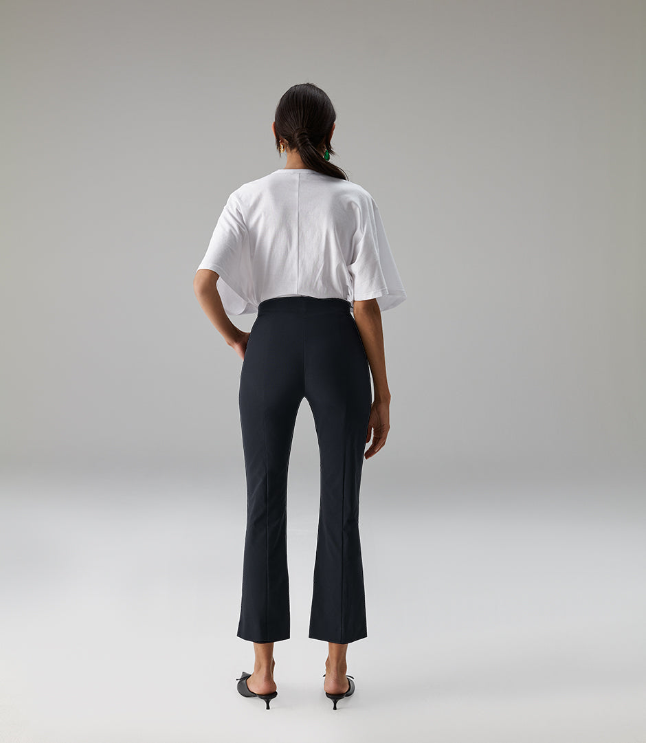 FLARED 7/8-HOSE HILDI in midnight – Rückansicht am Model