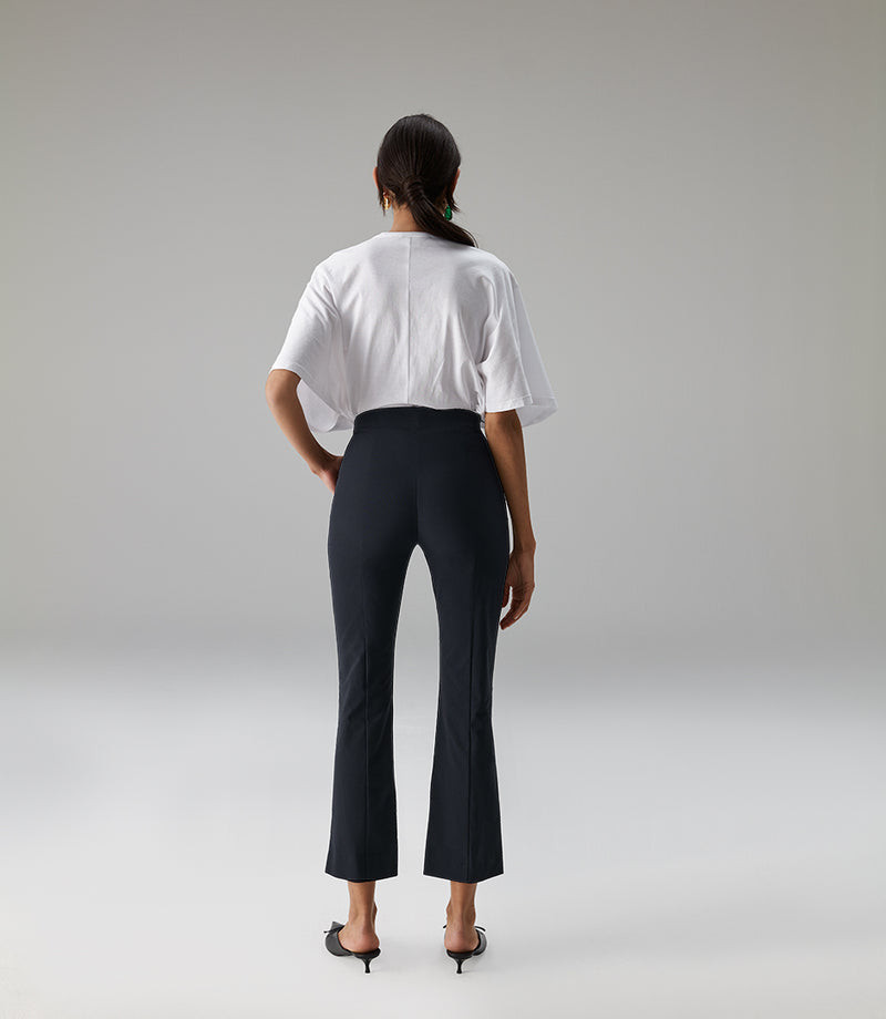 FLARED 7/8-HOSE HILDI in midnight – Rückansicht am Model