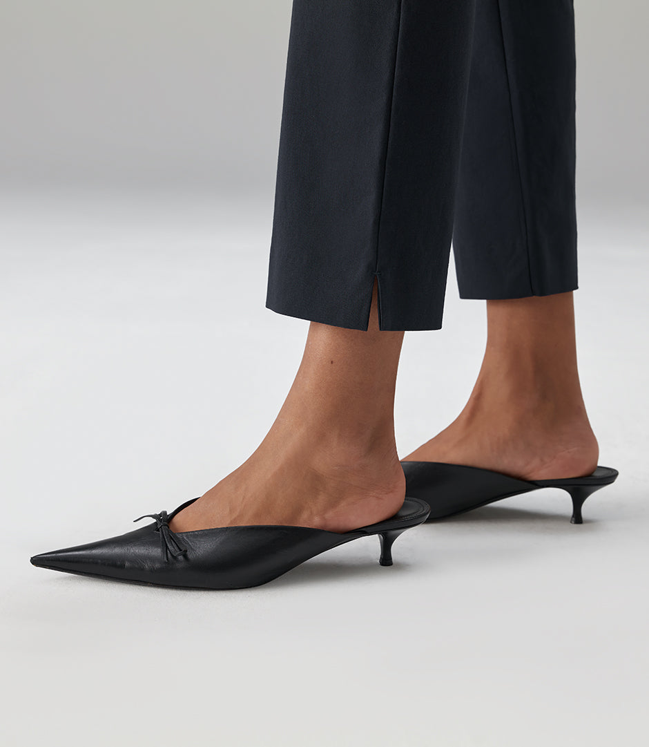 FLARED 7/8-HOSE HILDI in midnight – Detailansicht
