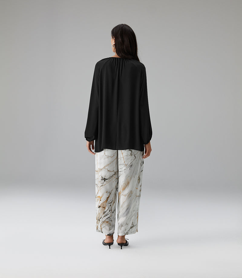 TIE NECK TOP MILA in Black – Rückansicht am Model